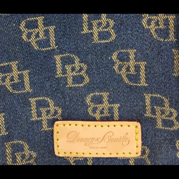 Dooney and Bourke Retro OG classic clutch - Picture 2 of 4